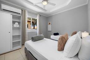 High-end Pool Getaway Upscale 5 Location BBQ