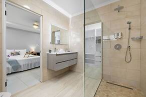 High-end Pool Getaway Upscale 5 Location BBQ