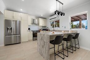 High-end Pool Getaway Upscale 5 Location BBQ