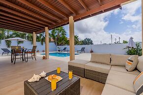 High-end Pool Getaway Upscale 5 Location BBQ