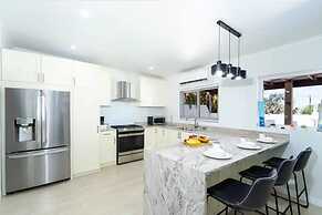 High-end Pool Getaway Upscale 5 Location BBQ