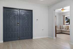 High-end Pool Getaway Upscale 5 Location BBQ