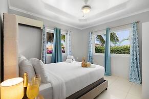 High-end Pool Getaway Upscale 5 Location BBQ