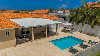 High-end Pool Getaway Upscale 5 Location BBQ