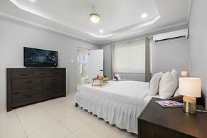 High-end Pool Getaway Upscale 5 Location BBQ