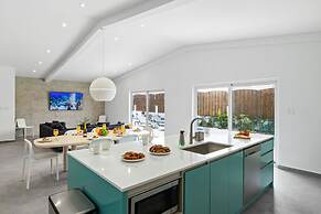 4BR 3BA Newly Built w Private Pool 5 min 2 Beach