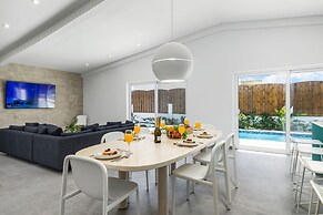 4BR 3BA Newly Built w Private Pool 5 min 2 Beach