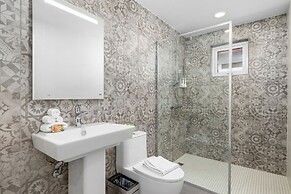 4BR 3BA Newly Built w Private Pool 5 min 2 Beach