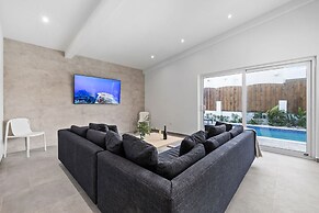 4BR 3BA Newly Built w Private Pool 5 min 2 Beach