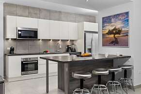 Modern 3br2ba 24 7 Security Pools Restaurant