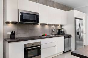 Modern 3br2ba 24 7 Security Pools Restaurant