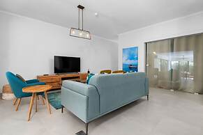 Modern 3br2ba 24 7 Security Pools Restaurant