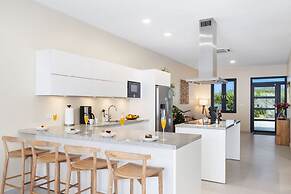 High-end Villa Walk to Beach Pool Ocean View