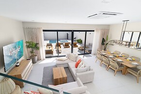 High-end Villa Walk to Beach Pool Ocean View