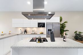 High-end Villa Walk to Beach Pool Ocean View