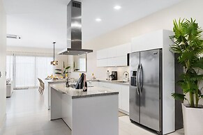 High-end Villa Walk to Beach Pool Ocean View