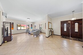 Gold Coast 4br4 5BA Villa w Privatepool Gym