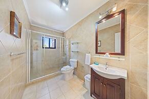 Gold Coast 4br4 5BA Villa w Privatepool Gym