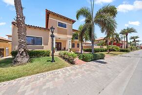 Gold Coast 4br4 5BA Villa w Privatepool Gym