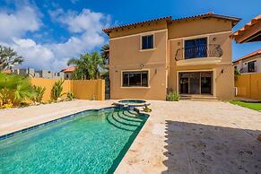 Gold Coast 4br4 5BA Villa w Privatepool Gym