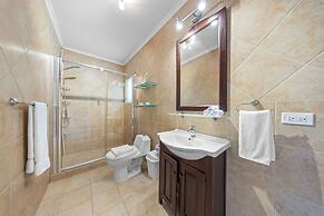 Gold Coast 4br4 5BA Villa w Privatepool Gym