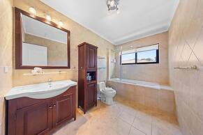 Gold Coast 4br4 5BA Villa w Privatepool Gym