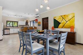 Gold Coast 4br4 5BA Villa w Privatepool Gym