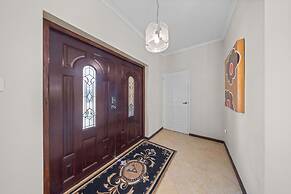 Gold Coast 4br4 5BA Villa w Privatepool Gym