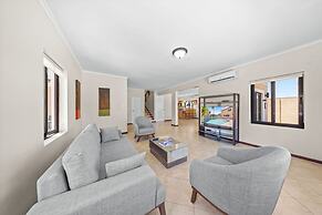 Gold Coast 4br4 5BA Villa w Privatepool Gym