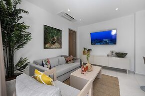 Modern NEW 2br2ba Condo w Pool Resort Amenities