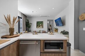 Modern NEW 2br2ba Condo w Pool Resort Amenities