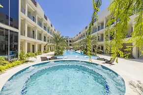 Modern NEW 2br2ba Condo w Pool Resort Amenities