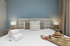 Modern NEW 2br2ba Condo w Pool Resort Amenities