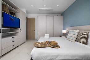 Modern NEW 2br2ba Condo w Pool Resort Amenities