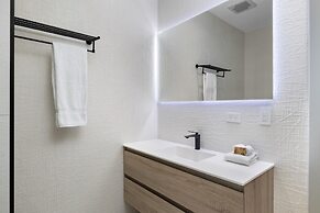 Modern NEW 2br2ba Condo w Pool Resort Amenities