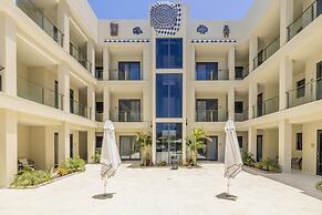 Modern NEW 2br2ba Condo w Pool Resort Amenities