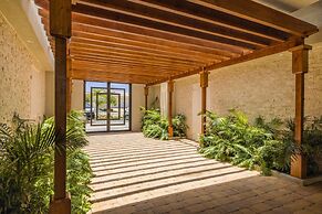 Modern NEW 2br2ba Condo w Pool Resort Amenities