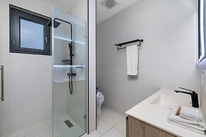 Modern NEW 2br2ba Condo w Pool Resort Amenities