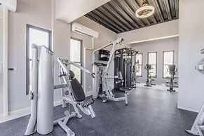 Modern NEW 2br2ba Condo w Pool Resort Amenities