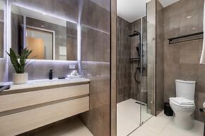 Modern NEW 2br2ba Condo w Pool Resort Amenities