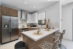 Modern NEW 2br2ba Condo w Pool Resort Amenities