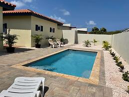 Tranquil 2br2ba Close to the Beach Shared Pool