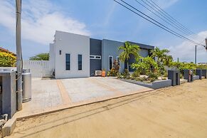Modern Spacious 4br3ba w Pool Close to Beach