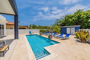 Modern Spacious 4br3ba w Pool Close to Beach