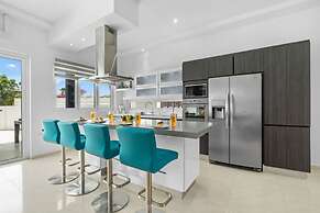 Modern Spacious 4br3ba w Pool Close to Beach