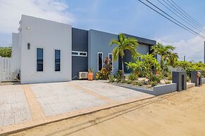 Modern Spacious 4br3ba w Pool Close to Beach