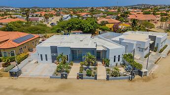 Modern Spacious 4br3ba w Pool Close to Beach