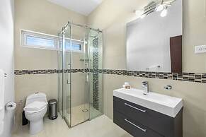 Modern Spacious 4br3ba w Pool Close to Beach