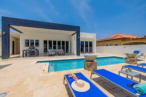 Modern Spacious 4br3ba w Pool Close to Beach