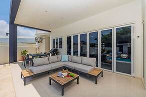 Modern Spacious 4br3ba w Pool Close to Beach